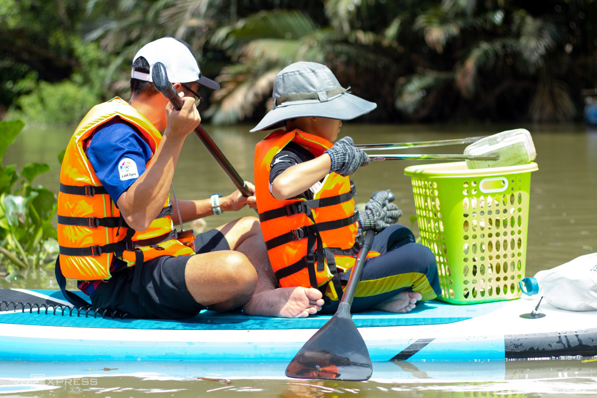 CHÈO SUP VỚT RÁC, GIỮ ‘MÀU XANH’ CHO MÔI TRƯỜNG NƯỚC
