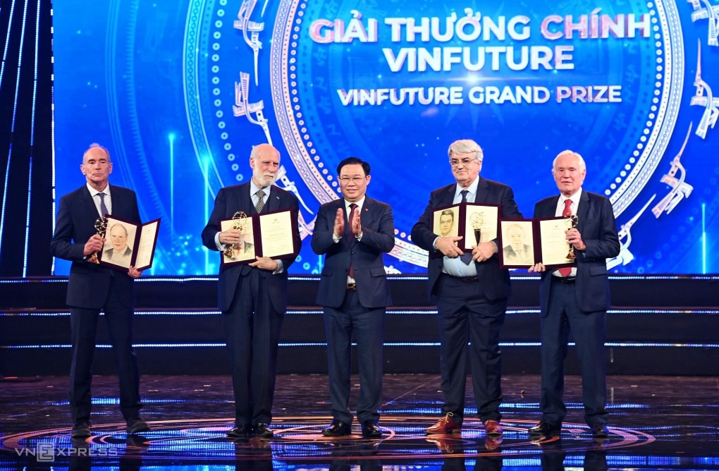 GIẢI CHÍNH VINFUTURE 2022 VINH DANH NGHIÊN CỨU CÔNG NGHỆ MẠNG TOÀN CẦU