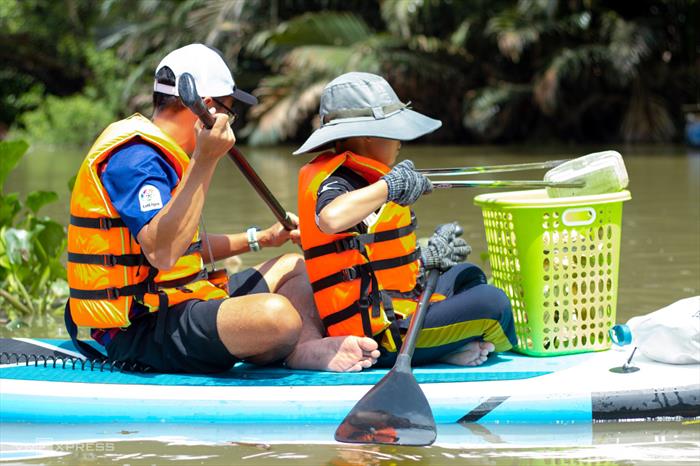 CHÈO SUP VỚT RÁC, GIỮ ‘MÀU XANH’ CHO MÔI TRƯỜNG NƯỚC