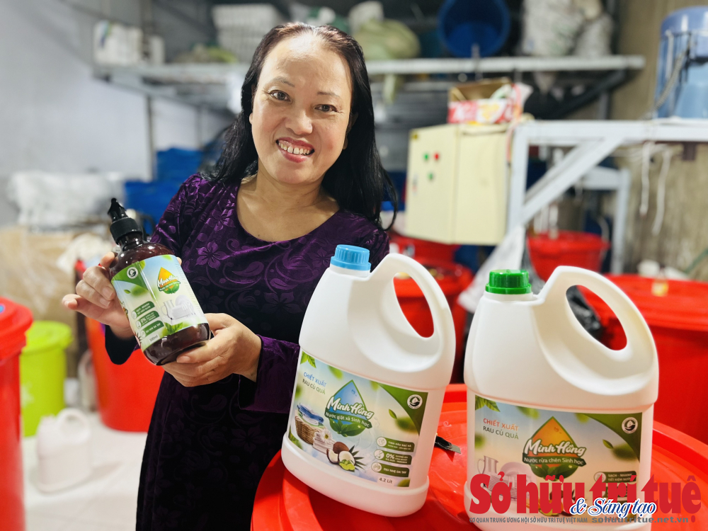 Hoa nở từ r&aacute;c b&agrave; Trịnh Thị Hồng đ&atilde; s&aacute;ng chế v&agrave; khởi nghiệp chế phẩm sinh học từ r&aacute;c ở tuổi U60-